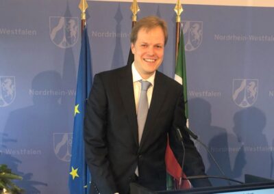Lutz Schmelter bei der Unterzeichnung