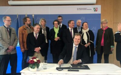 Lutz Schmelter unterzeichnet den Waldpakt NRW