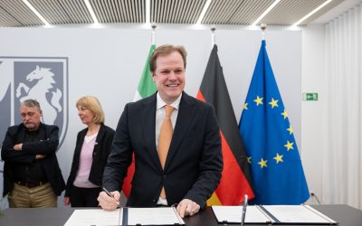Lutz Schmelter unterzeichnet Waldpakt 2.0